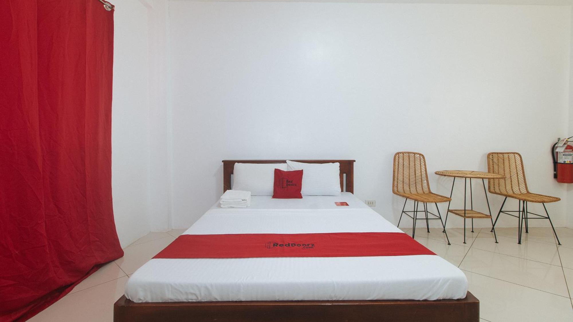 Reddoorz At Fat J Apartelle Mactan 宿务 外观 照片