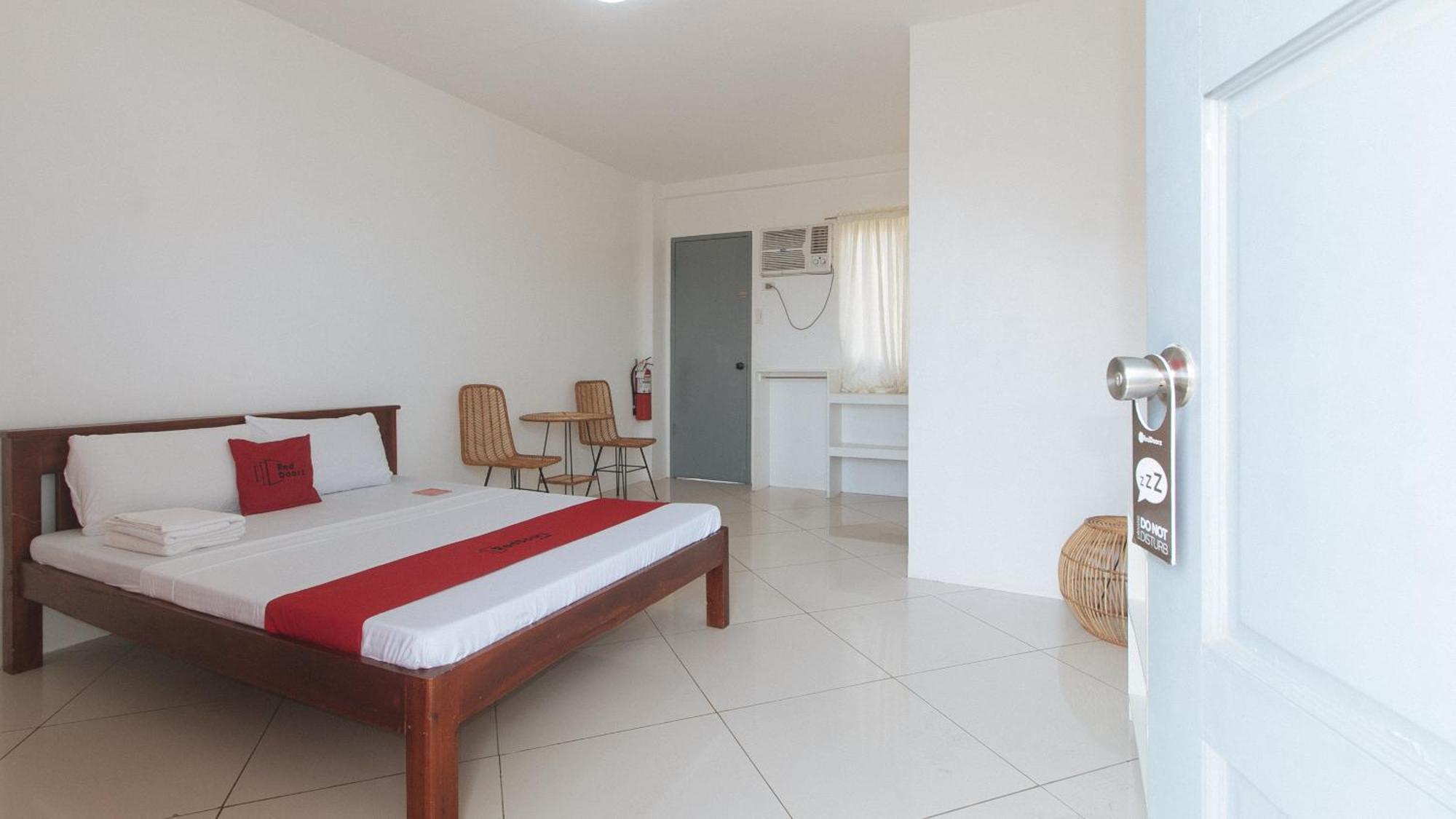 Reddoorz At Fat J Apartelle Mactan 宿务 外观 照片