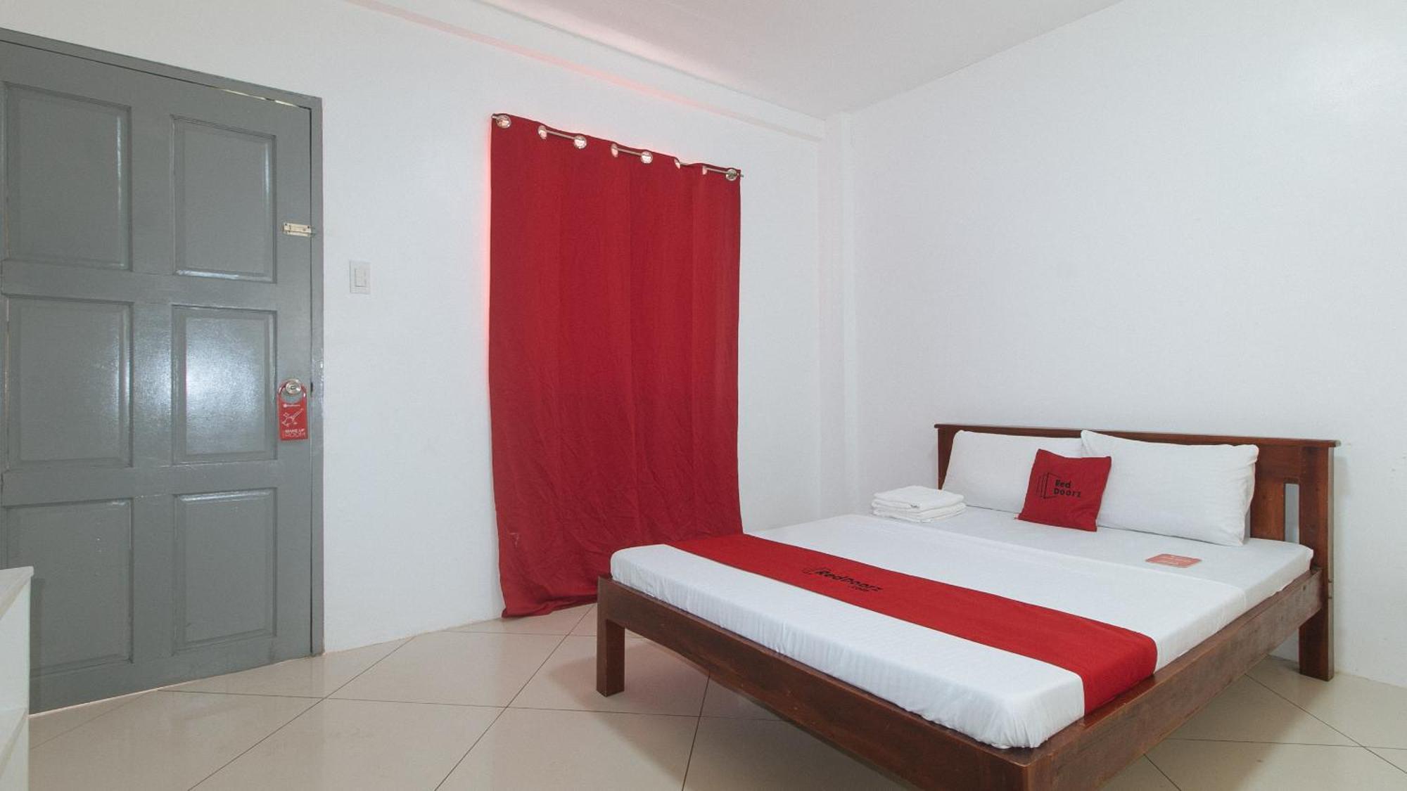 Reddoorz At Fat J Apartelle Mactan 宿务 外观 照片