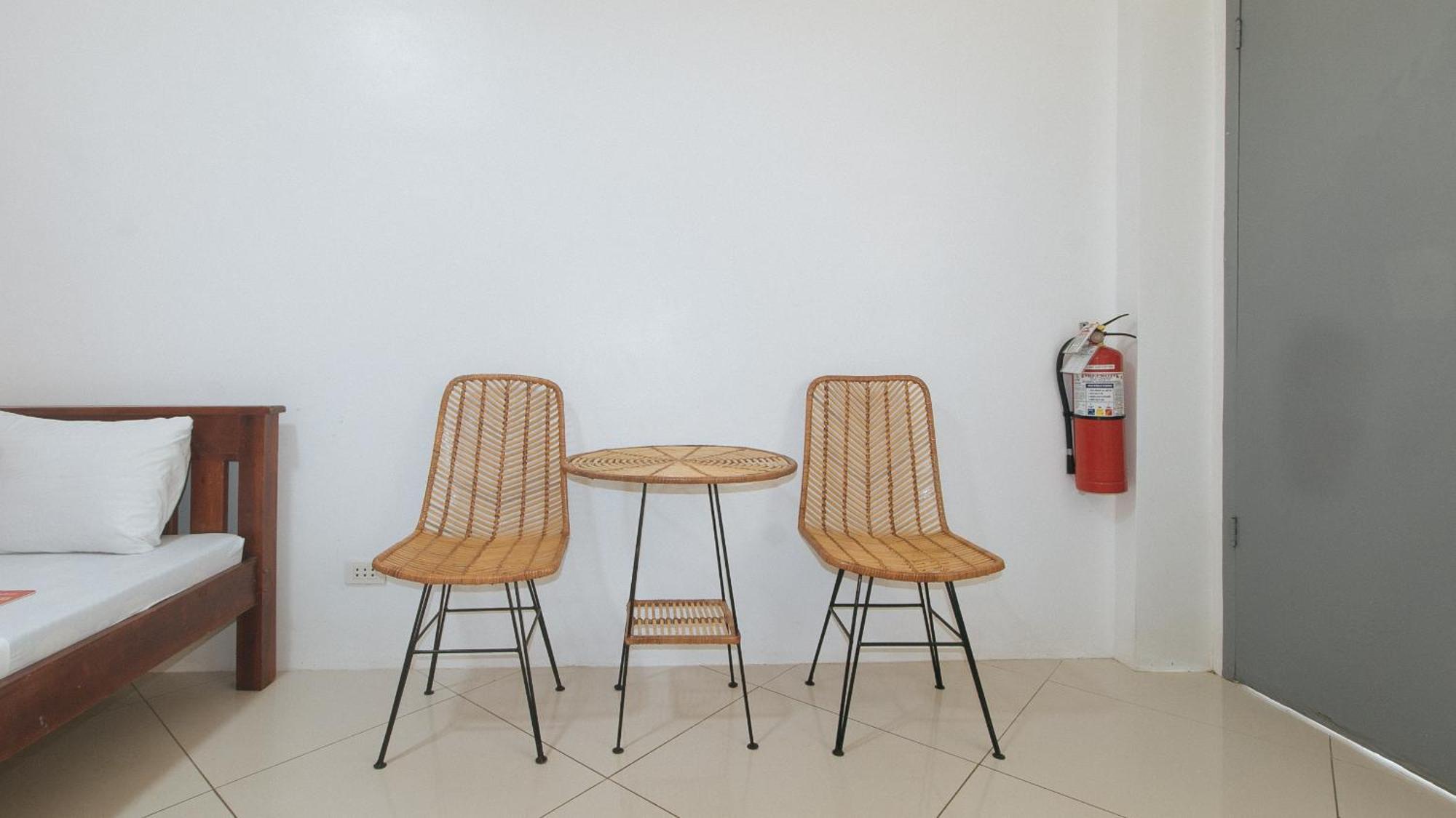 Reddoorz At Fat J Apartelle Mactan 宿务 外观 照片