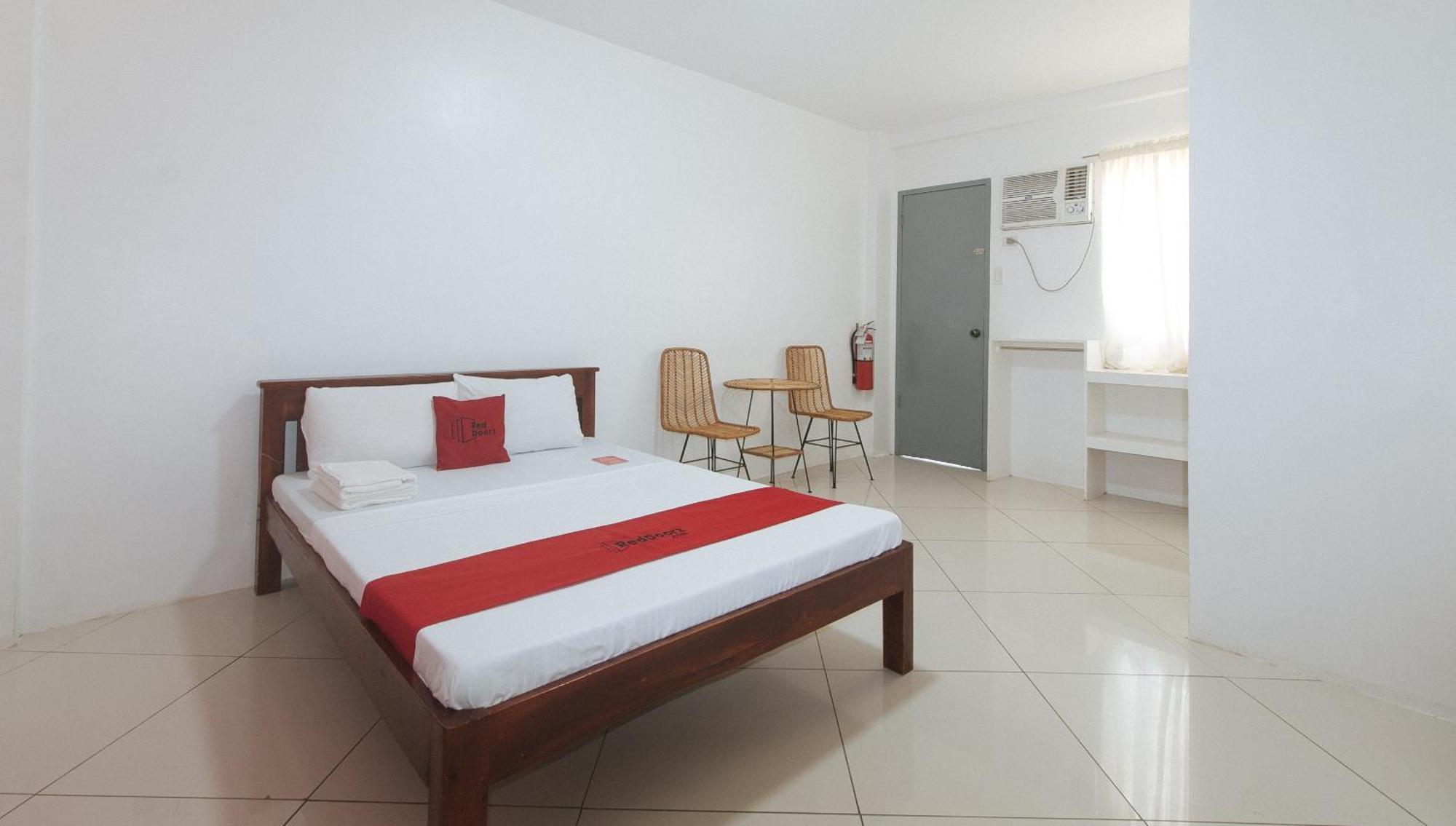 Reddoorz At Fat J Apartelle Mactan 宿务 外观 照片