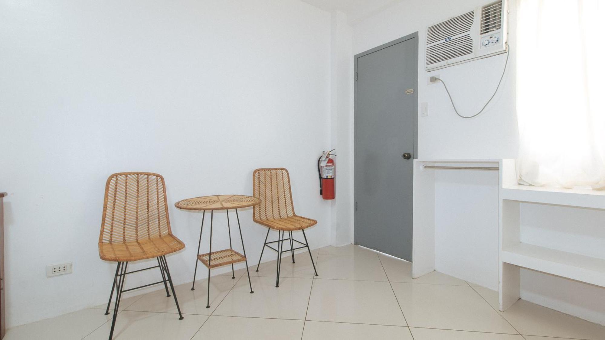 Reddoorz At Fat J Apartelle Mactan 宿务 外观 照片